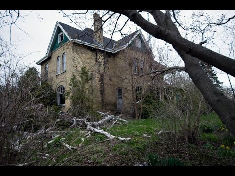 Pink Parrot Rural House in Ontario, Canada (Great decay and retro design)