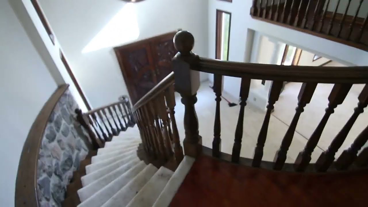 The Full Moon Window House - Ontario, Canada