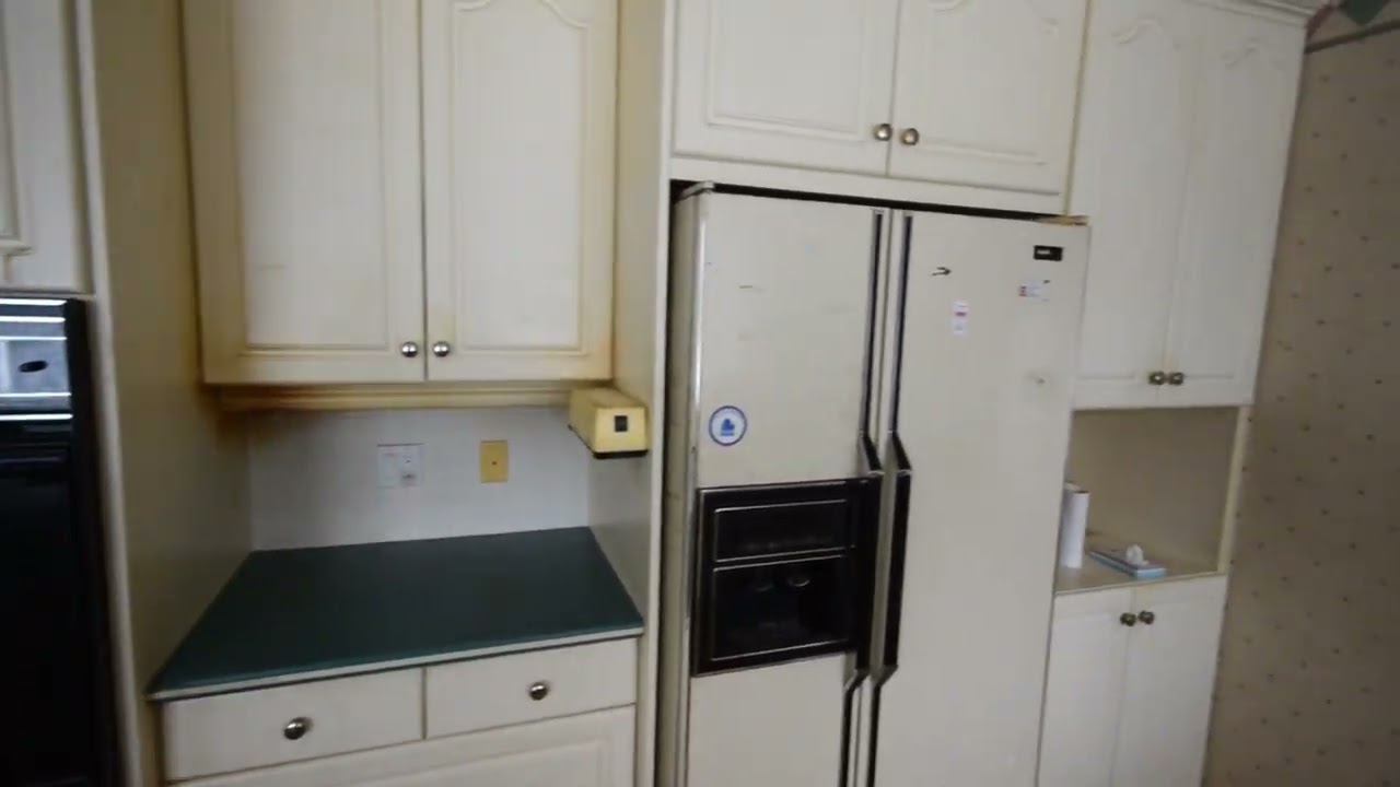 Abandoned Brady Bunch House in Ontario, Canada