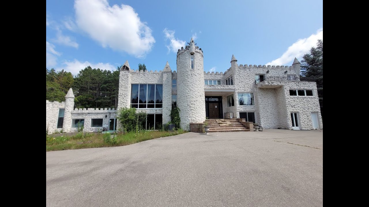 Urban exploring a $1.7 Million Dollar Castle Mansion in GTA, Ontario