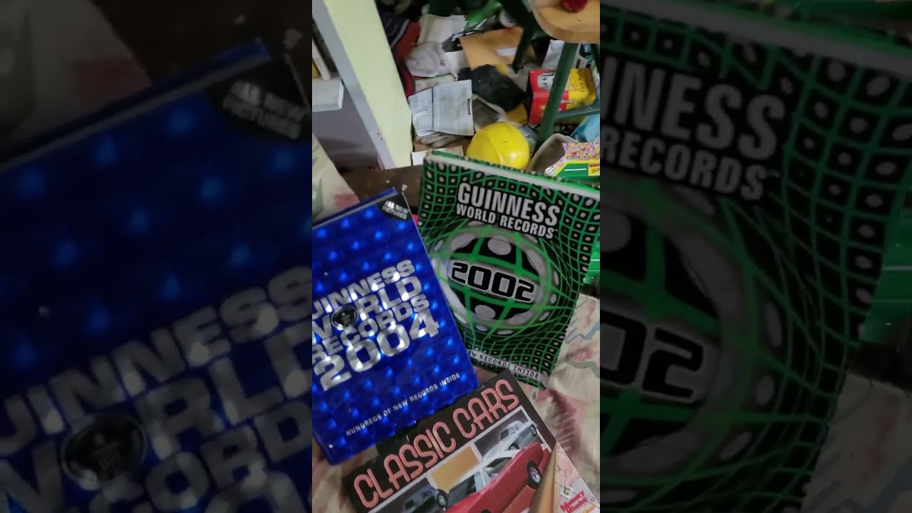 Exploring a Time Crapsule House in Ontario... Messy but many possessions left behind.