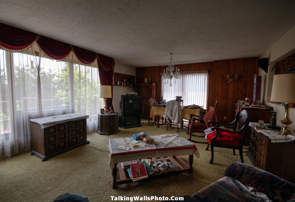 clock maker time capsule house - abandoned and everything left behind in Ontario