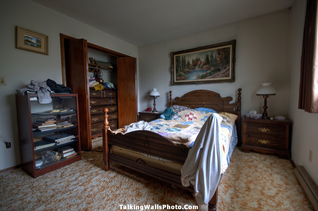 clock maker time capsule house - abandoned and everything left behind in Ontario