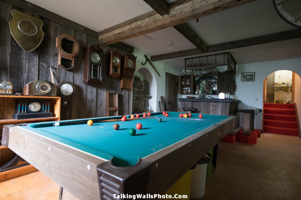 clock maker time capsule house - abandoned and everything left behind in Ontario