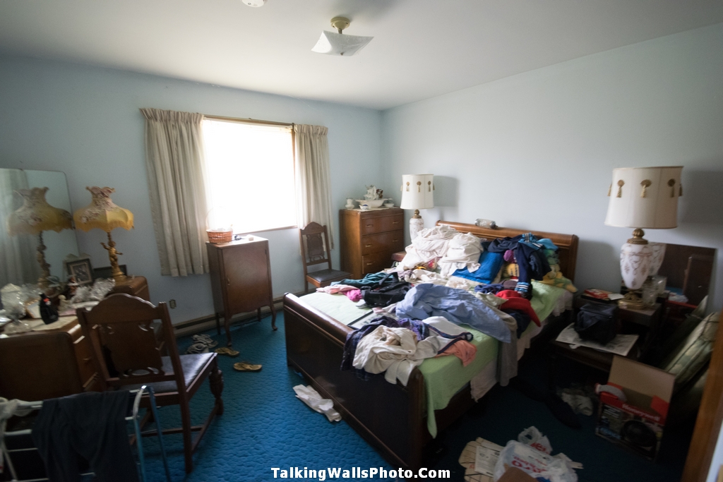 clock maker time capsule house - abandoned and everything left behind in Ontario