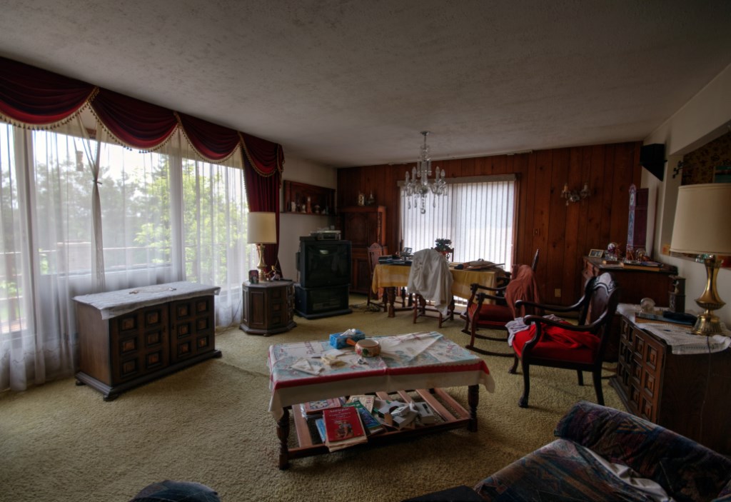 Read more about the article Abandoned Ontario Clock Maker Time Capsule House
