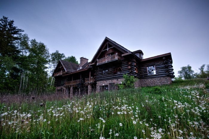 Read more about the article Abandoned Log Mansion in Brampton Ontario