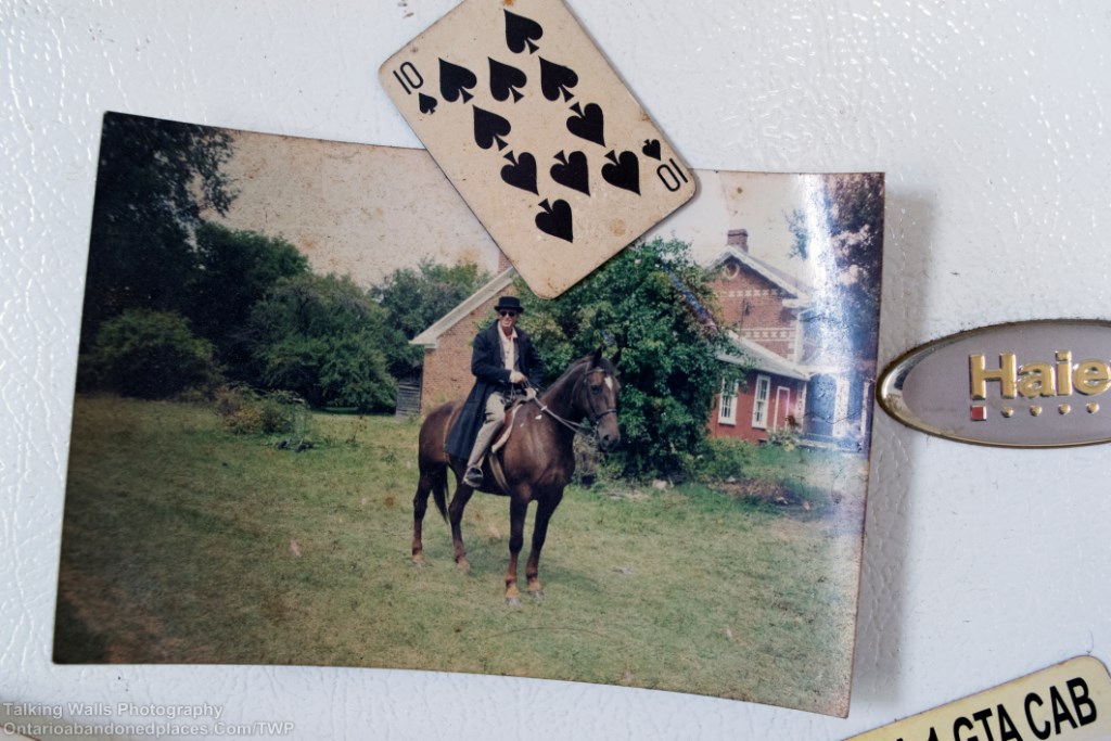 abandoned ontario house - horse with no name