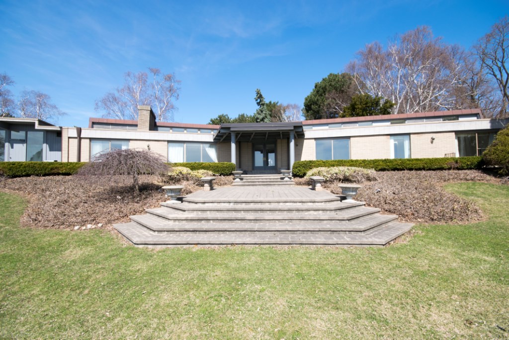 AbandonedOntarioMafiaMansion BongMansion Burlington