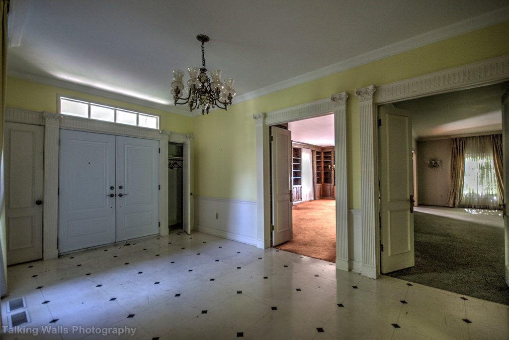 Read more about the article 1960’s Show – Abandoned Ontario Retro Bungalow