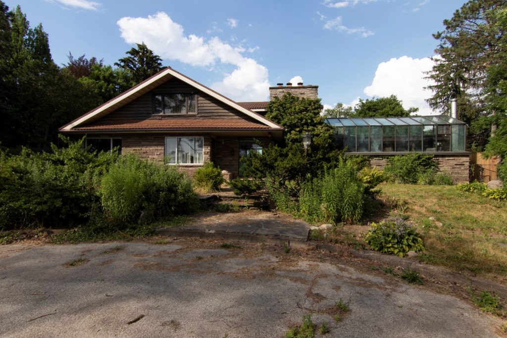 Read more about the article Abandoned 1970’s Barber House of Glass