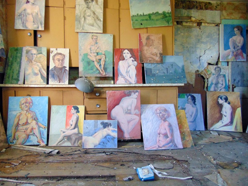 Read more about the article Abandoned Ontario House of Forgotten Art