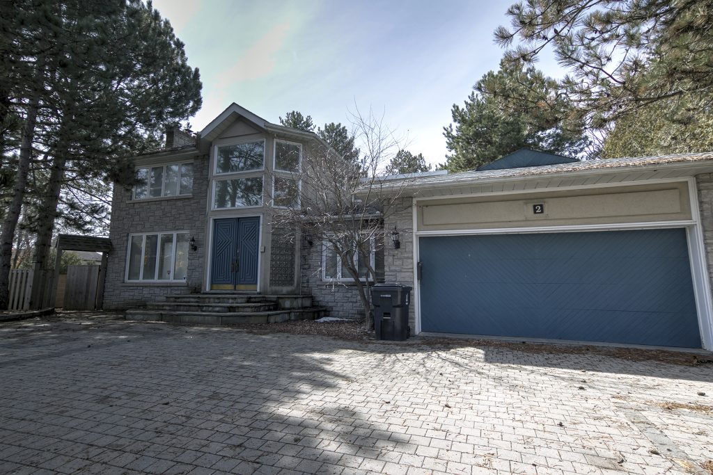 Read more about the article $10,000,000 Chandelier Mansion (North York)
