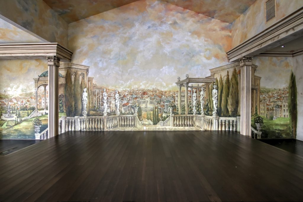 Read more about the article $15 Million Toronto Ballroom Mansion