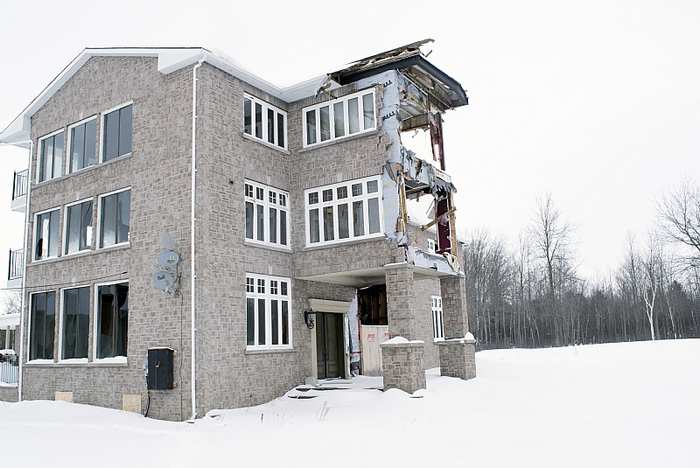 /Living-Well-Mansion-abandoned-Ontario_loc14353.html