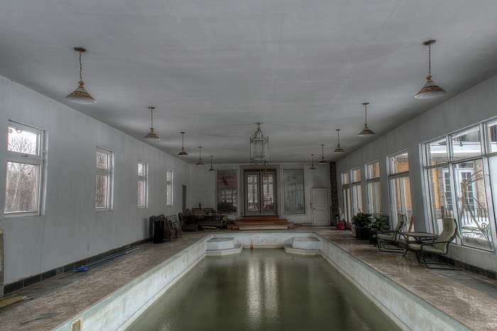 /Living-Well-Mansion-abandoned-Ontario_loc14353.html