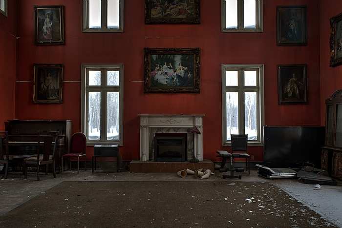 /Living-Well-Mansion-abandoned-Ontario_loc14353.html