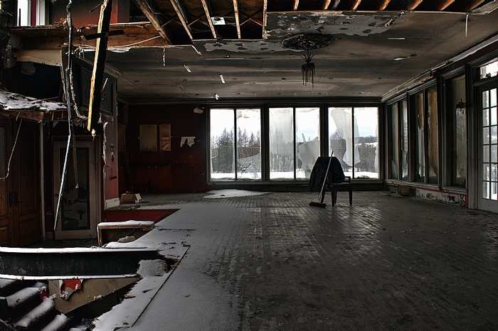 /Living-Well-Mansion-abandoned-Ontario_loc14353.html