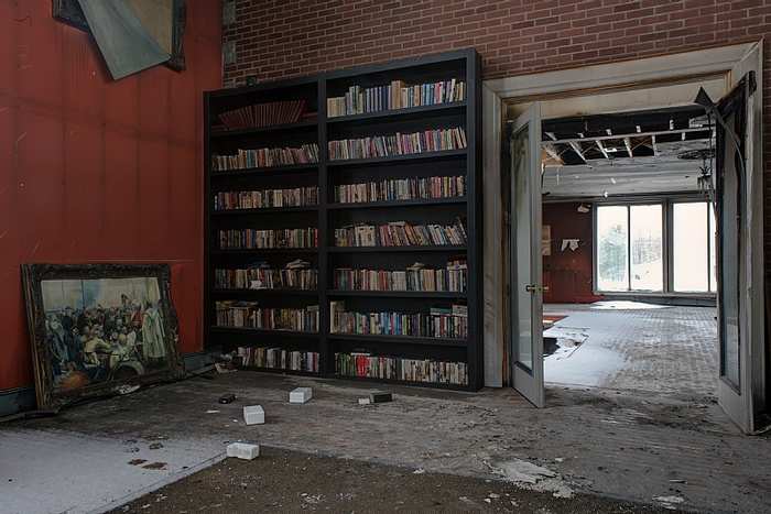 /Living-Well-Mansion-abandoned-Ontario_loc14353.html