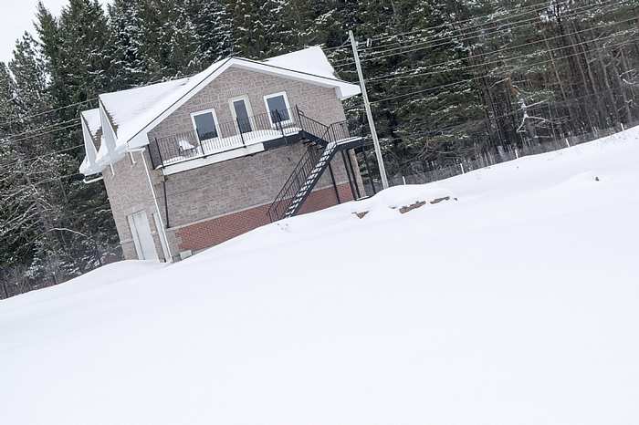 /Living-Well-Mansion-abandoned-Ontario_loc14353.html