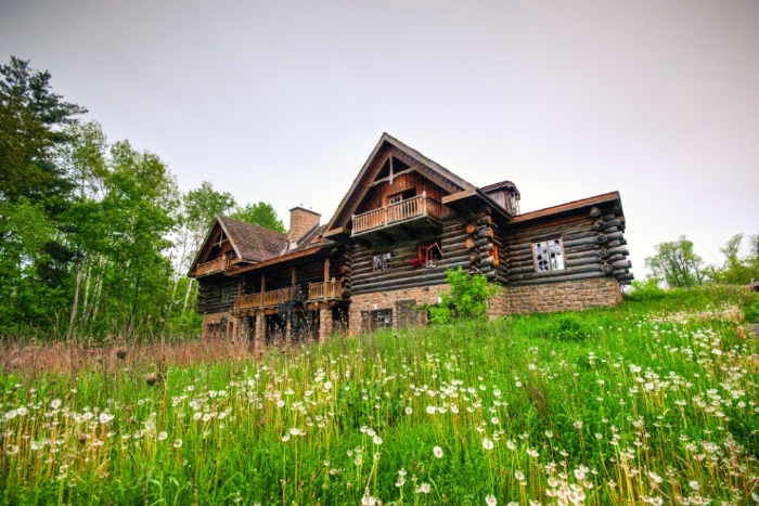 abandoned log mansion, abandoned ontario, vernosa drive, brampton, urban exploring, log mansion arson, photography, abandoned photography, explorers